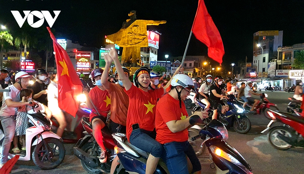 Fans wildly excited about Vietnam’s 1-0 win over Thailand to secure gold at SEA Games